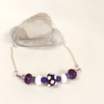 חמש חרוזים בסגול