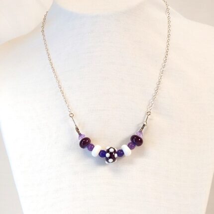 חמש חרוזים בסגול