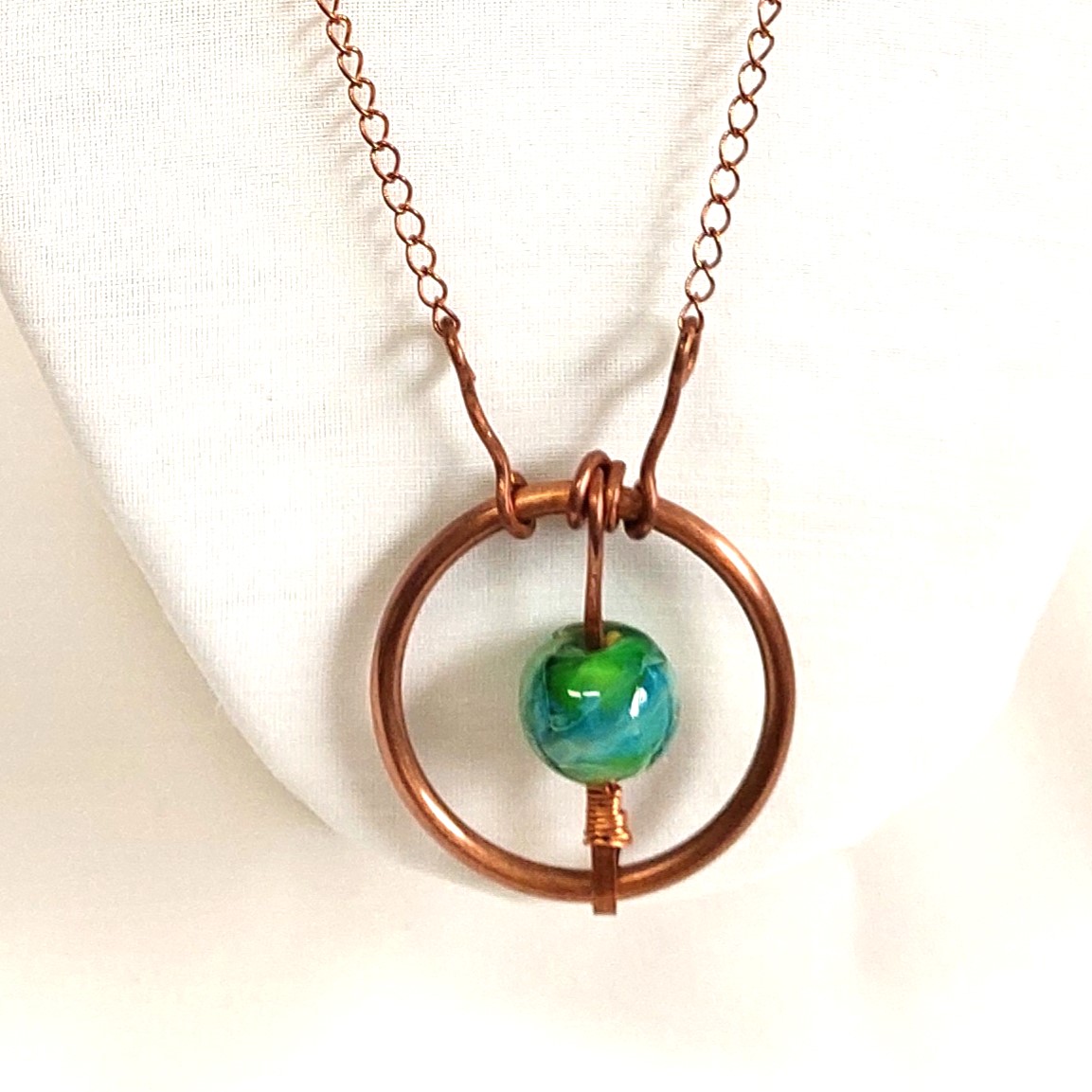 DT13122022_1139_1 תליון נחושת עם חרוז ירוק