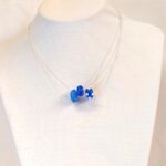 שלושה חוטי תיל עם שלושה חרוזים בכחול