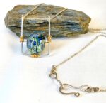 תליון חלון על שרשרת