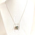 תליון חלון על שרשרת