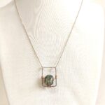 תליון חלון על שרשרת