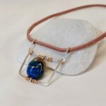 תליון חלון על שרוך