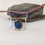 תליון חלון על שרוך