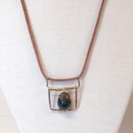 תליון חלון על שרוך