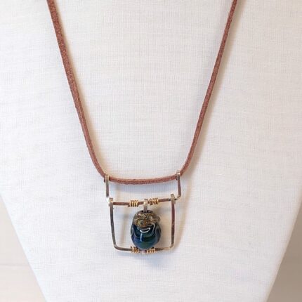 תליון חלון על שרוך