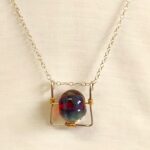 תליון חלון על שרשרת