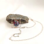 תליון חלון על שרשרת