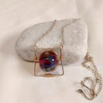 תליון חלון על שרשרת