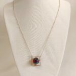 תליון חלון על שרשרת