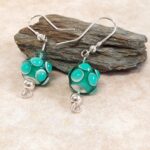 עגילים עם חרוז ירוק