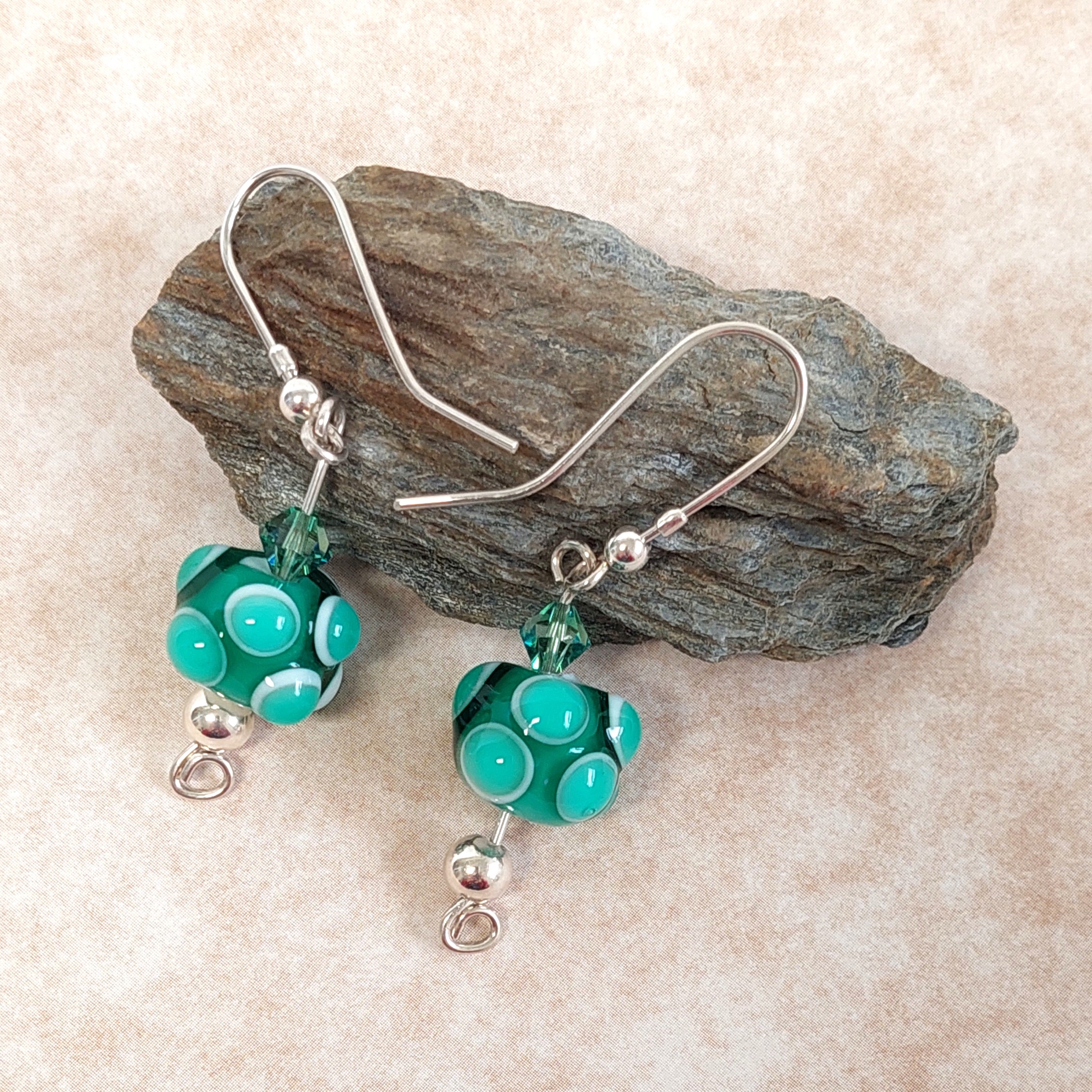 עגילים עם חרוז ירוק