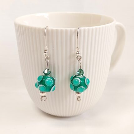 עגילים עם חרוז ירוק