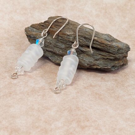 עגילי כסף עם חרוז לבן