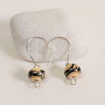 עגילים קטנים עם חרוזי זכוכית בצבעים בז' ושחור, התלויים על חוטי אוזניים מכסף סטרלינג